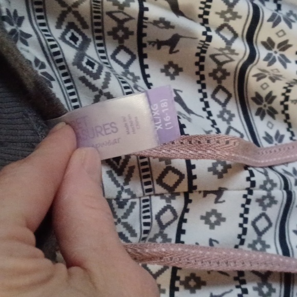 EUC, Secret treasures, sleepwear, size xl, white and gray - Picture 5 of 5